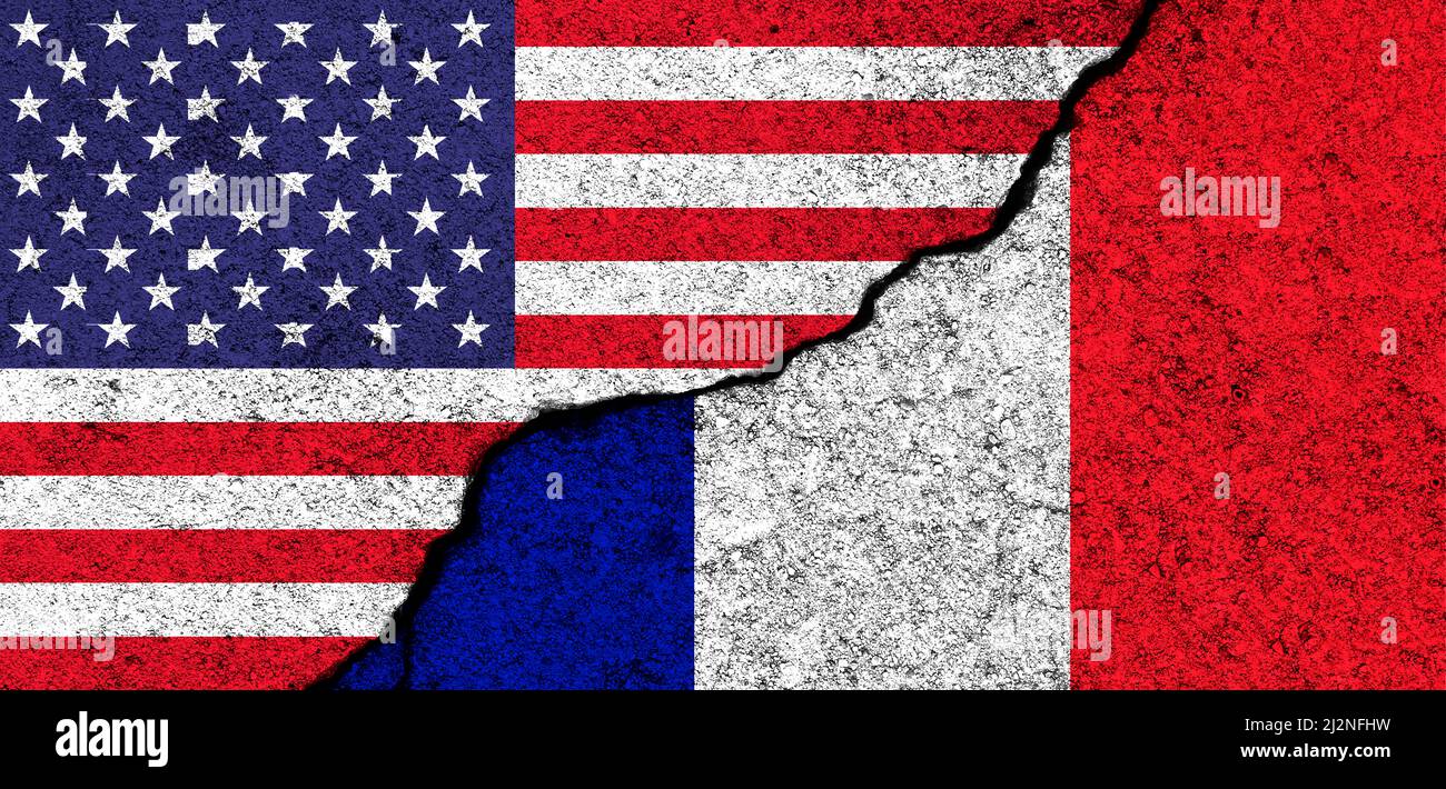 USA e Francia. Bandiere verniciate su pareti di calcestruzzo fessurate. Stati Uniti, America. Concetto di partnership, relazioni e conflitti. Sfondo banner Foto Stock
