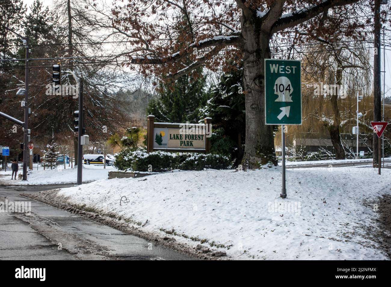 Lake Forest Park, WA USA - Gennaio 2022: Vista del cartello d'ingresso della città di Lake Forest Park in una giornata invernale nevosa. Foto Stock