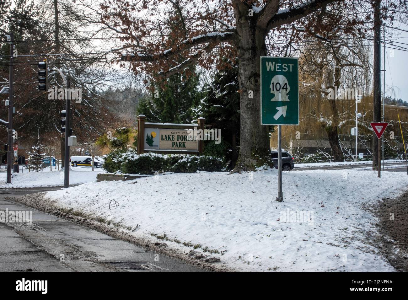 Lake Forest Park, WA USA - Gennaio 2022: Vista del cartello d'ingresso della città di Lake Forest Park in una giornata invernale nevosa. Foto Stock
