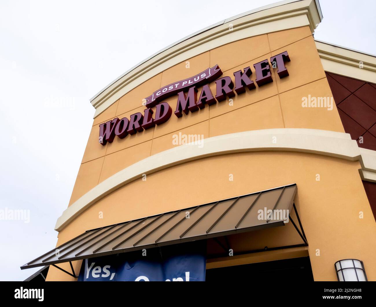 Redmond, WA USA - circa Aprile 2021: Vista ad angolo basso di un negozio del mercato mondiale. Foto Stock