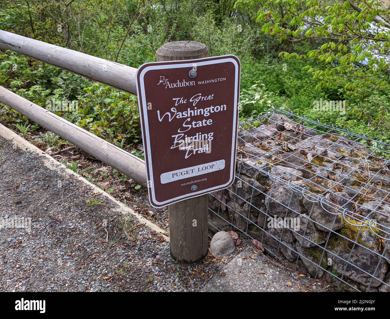 Bellevue, WA USA - circa Aprile 2021: Vista sulla strada del cartello del Great Washington state Birding Trail al parco Mercer Slough. Foto Stock