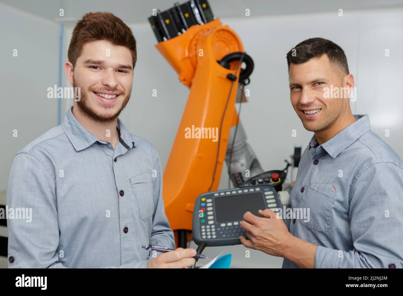 giovane uomo e donna che lavorano insieme con un braccio robotico Foto Stock