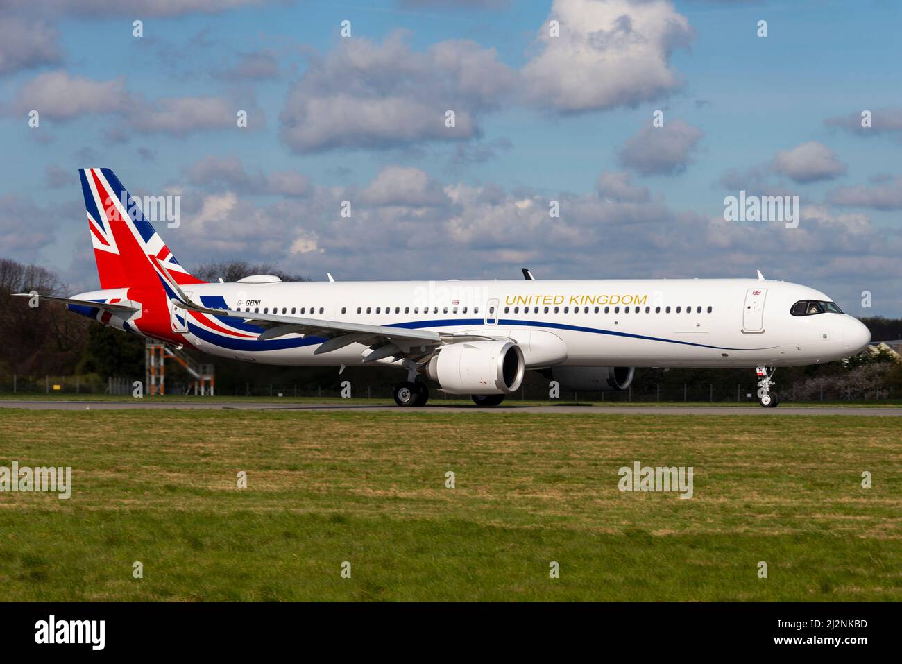 London Southend Airport, Essex, Regno Unito. 3rd Apr 2022. Il secondo dei due aerei di linea Airbus A321NEO è stato introdotto nel sistema di colori Union Flag per i voli VIP da parte di personale governativo e royalty. Dopo un grande RAF Airbus A330 Voyager jet, soprannominato Boris Force One, è stato trasformato per viaggi a lungo raggio due Titan Airways A321NEO jet hanno seguito per voli più brevi. Questo secondo dei due, registrazione G-GBNI, è stato dipinto a Southend e partì alla sua base all'aeroporto di Stansted questa mattina pronto per il servizio. Sarà gestito da Titan Airways secondo necessità. Sulla pista di partenza Foto Stock
