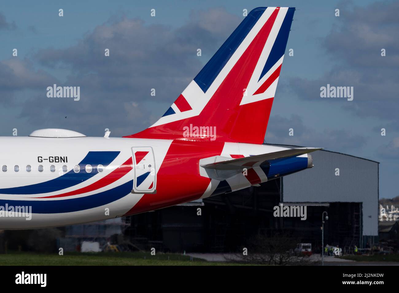 London Southend Airport, Essex, Regno Unito. 3rd Apr 2022. Il secondo dei due aerei di linea Airbus A321NEO è stato introdotto nel sistema di colori Union Flag per i voli VIP da parte di personale governativo e royalty. Dopo un grande RAF Airbus A330 Voyager jet, soprannominato Boris Force One, è stato trasformato per viaggi a lungo raggio due Titan Airways A321NEO jet hanno seguito per voli più brevi. Questo secondo dei due, registrazione G-GBNI, è stato dipinto a Southend e partì alla sua base all'aeroporto di Stansted questa mattina pronto per il servizio. Sarà gestito da Titan Airways secondo necessità. Coda, con hangar di livrea d'aria Foto Stock