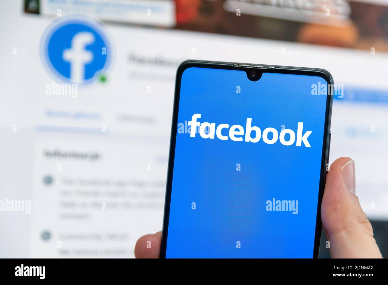 Wroclaw, Polonia - Apr 01, 2022: Logo Facebook sullo schermo. Facebook è il servizio di social media più diffuso Foto Stock