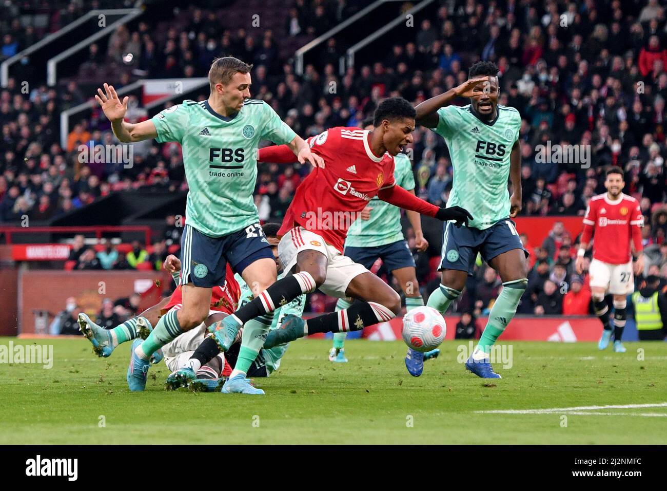 Marcus Rashford di Manchester United è affrontato da Timothy Castagne di Leicester City nella zona di rigore durante la partita della Premier League a Old Trafford, Greater Manchester, UK. Data foto: Sabato 2 aprile 2022. Il credito fotografico dovrebbe leggere: Anthony Devlin Foto Stock