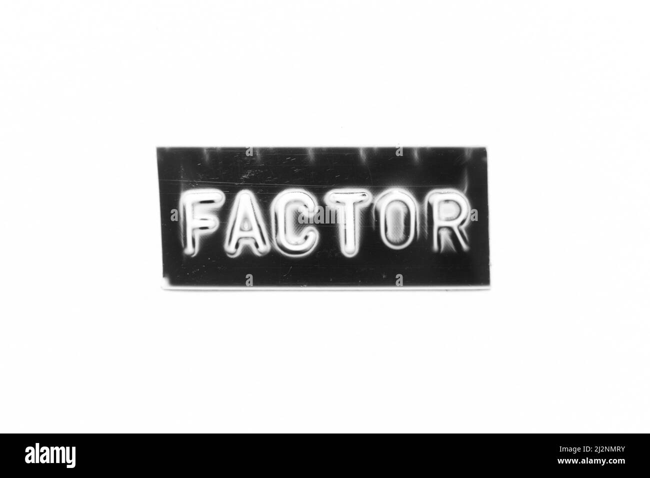 Banner di colore nero con lettera in rilievo con fattore di parola su sfondo bianco Foto Stock