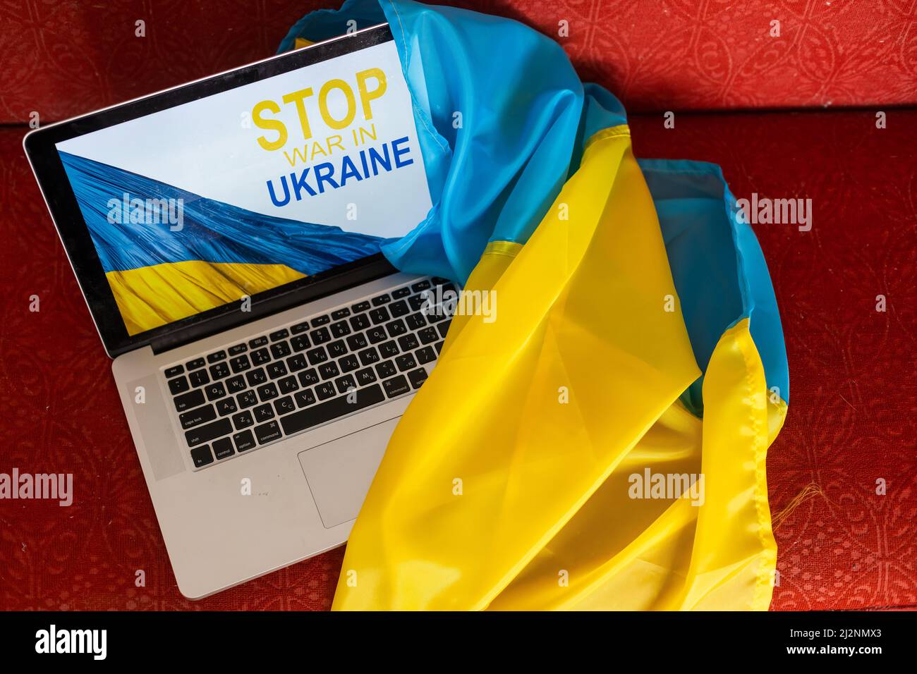 Nessun messaggio di guerra sul portatile. Ucraina contro Russia, conflitto, cyber attacco, invasione, esercito soldato. Speranza di pace. Foto Stock