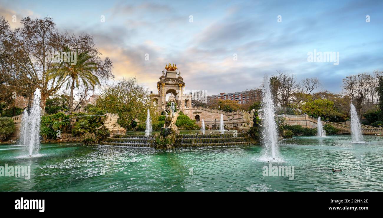 Cascada del Parc de la Ciutadella a Barcellona, Spagna. Fontana e monumento con un arco e la statua centrale di Venere in un parco del 19th secolo Foto Stock