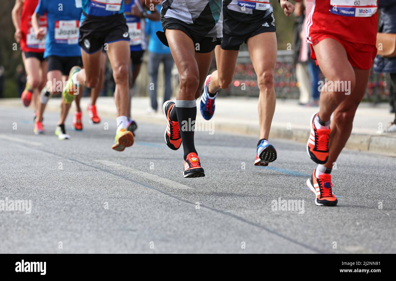 gambe di un gruppo di top runner alla maratona di amburgo Foto Stock