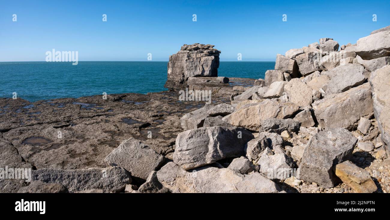 Portland Bill Famous Pulpit Rock si trova vicino a Portlands famoso faro alto 43meters sull'isola di Portland, vicino alla località costiera di Weymouth Foto Stock