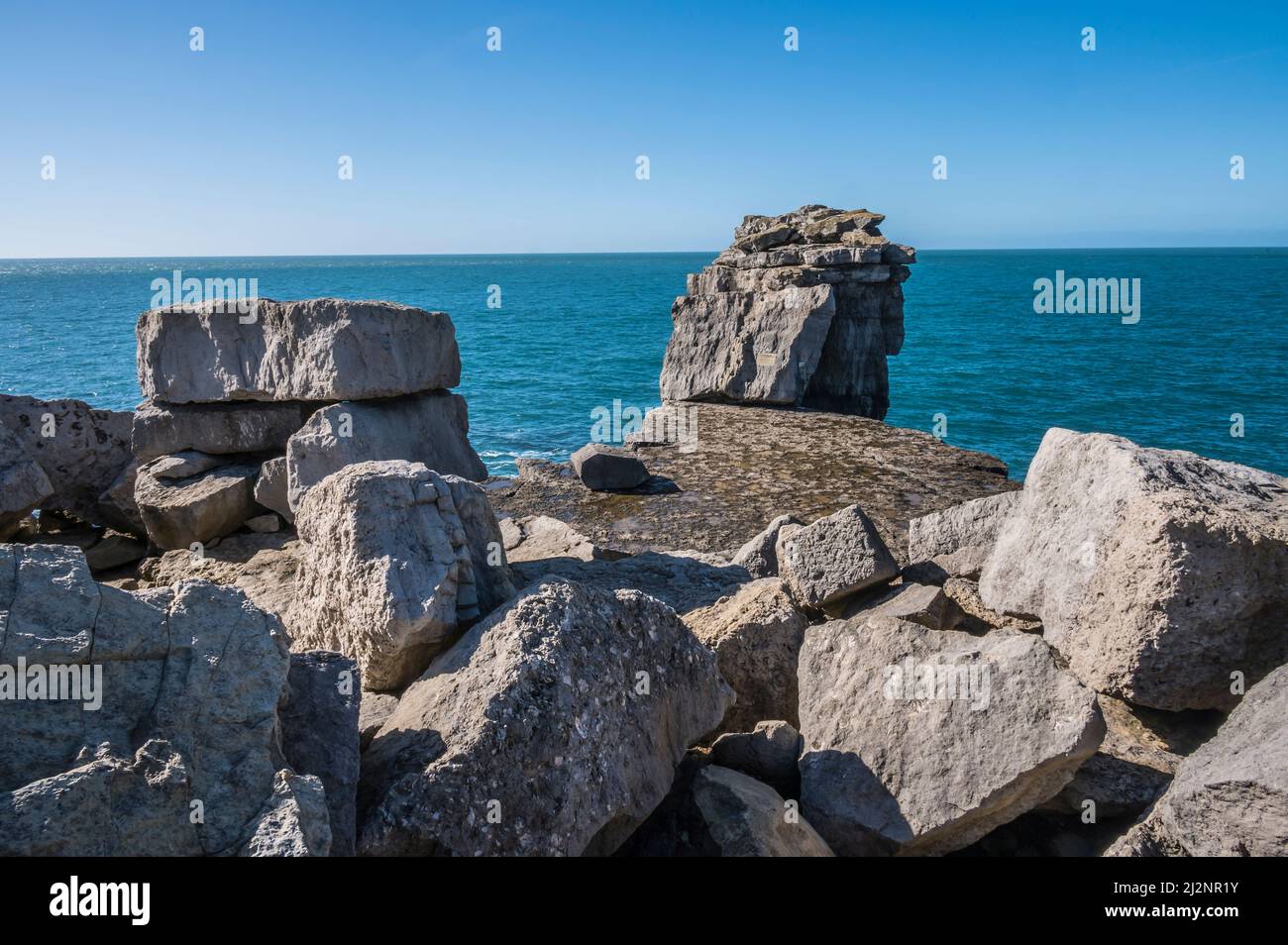 Portland Bill Famous Pulpit Rock si trova vicino a Portlands famoso faro alto 43meters sull'isola di Portland, vicino alla località costiera di Weymouth Foto Stock