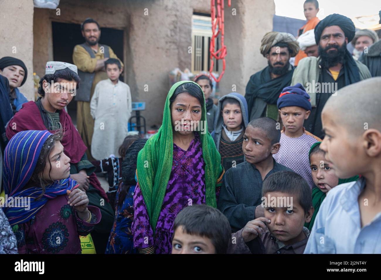 La ragazza afghana è venduta a causa della povertà in Afghanistan nel campo di Sheidaee vicino a Herat, Afghanistan. Foto Stock