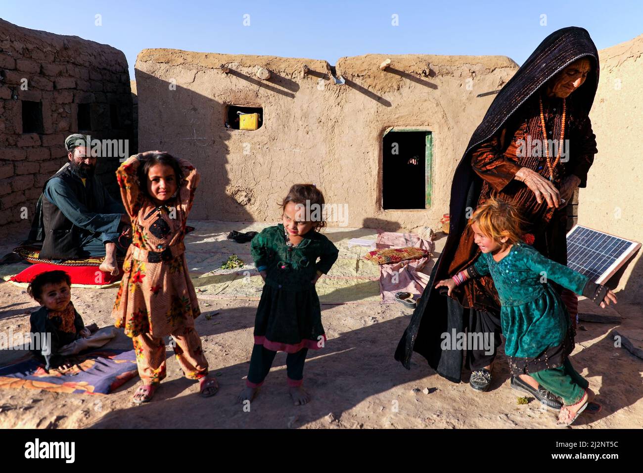 La ragazza afghana è venduta a causa della povertà in Afghanistan nel campo di Sheidaee vicino a Herat, Afghanistan. Foto Stock