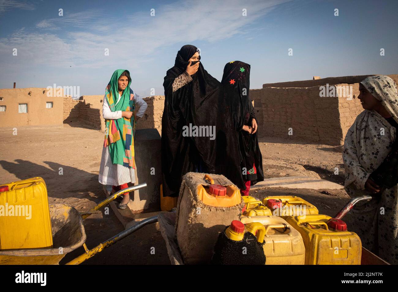 La ragazza afghana è venduta a causa della povertà in Afghanistan nel campo di Sheidaee vicino a Herat, Afghanistan. Foto Stock