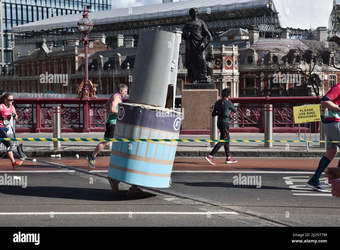 Londra, Regno Unito. 3rd Apr 2022. I corridori prendono parte alla Mezza Maratona dei punti di riferimento di Londra attraverso Westminster e la città. Credit: Matthew Chattle/Alamy Live News Foto Stock