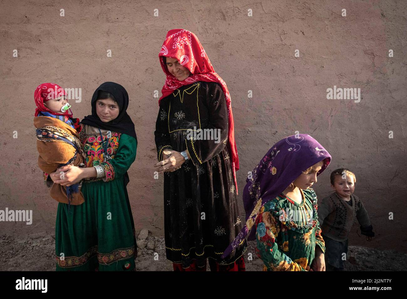La ragazza afghana è venduta a causa della povertà in Afghanistan nel campo di Sheidaee vicino a Herat, Afghanistan. Foto Stock
