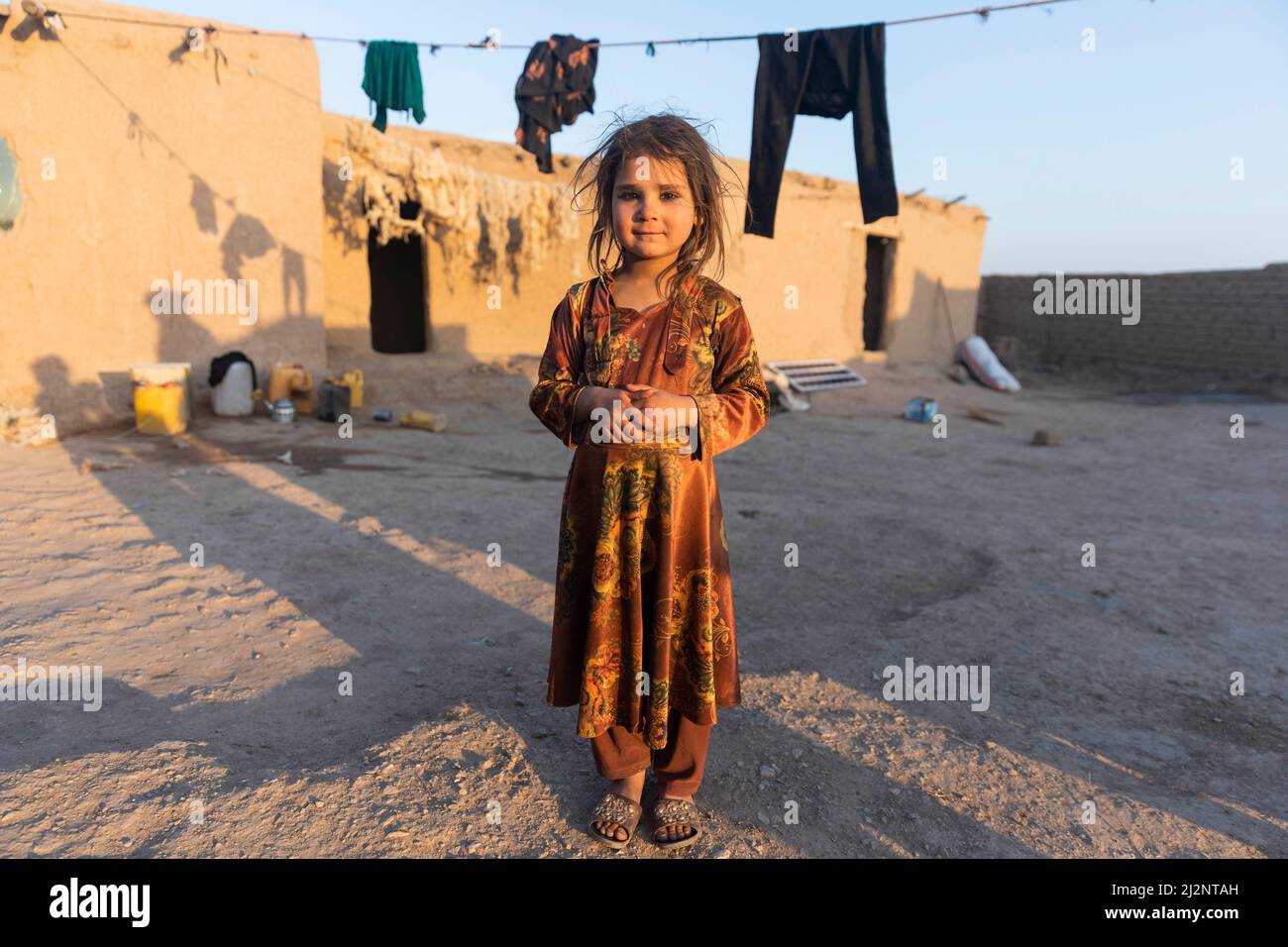 La ragazza afghana è venduta a causa della povertà in Afghanistan nel campo di Sheidaee vicino a Herat, Afghanistan. Foto Stock