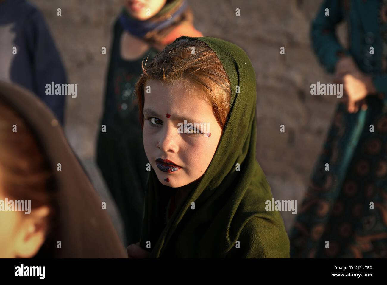 La ragazza afghana è venduta a causa della povertà in Afghanistan nel campo di Sheidaee vicino a Herat, Afghanistan. Foto Stock