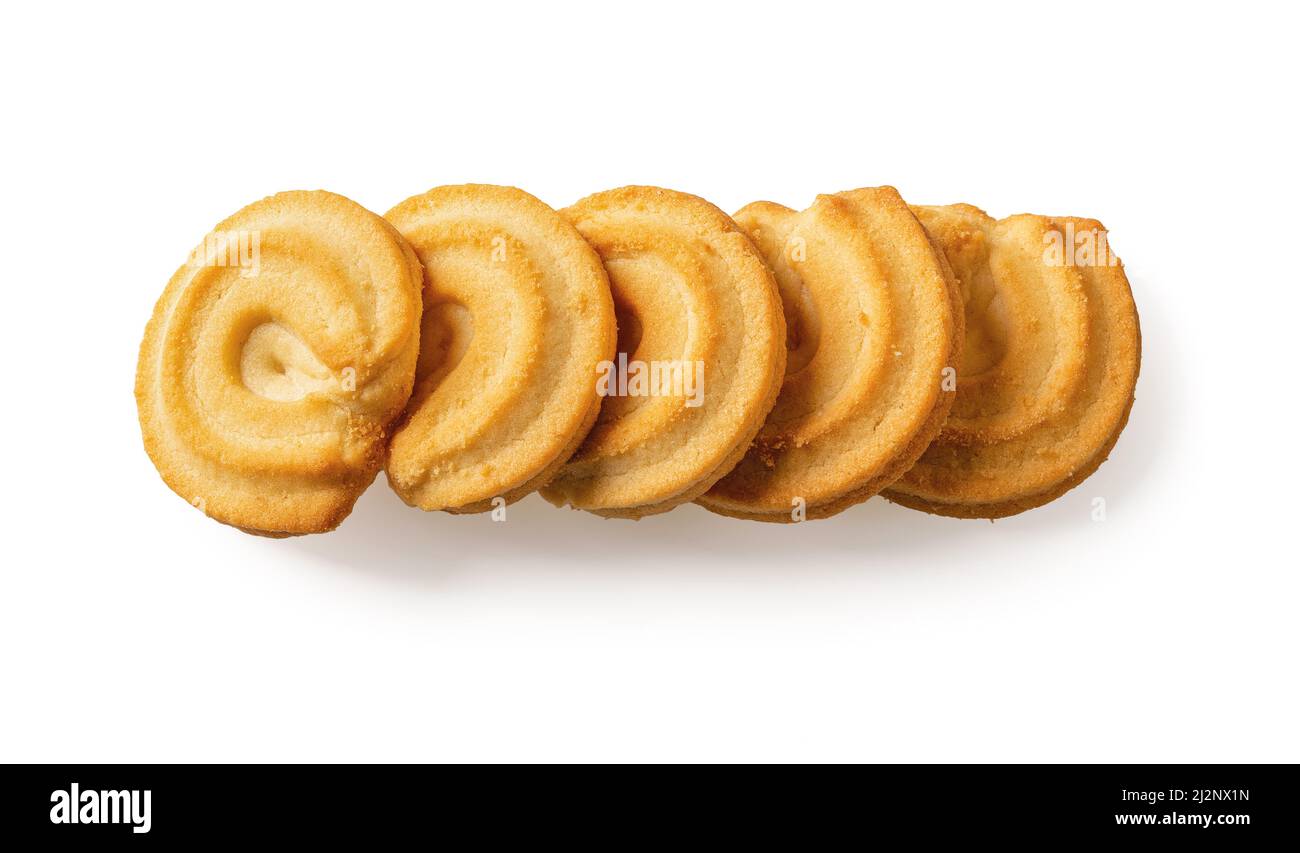 Cinque biscotti frollini di fila isolati su sfondo bianco. Gustoso burro danese сookies macro cutout. Cibo dolce. Pasticceria danese al forno. Foto Stock
