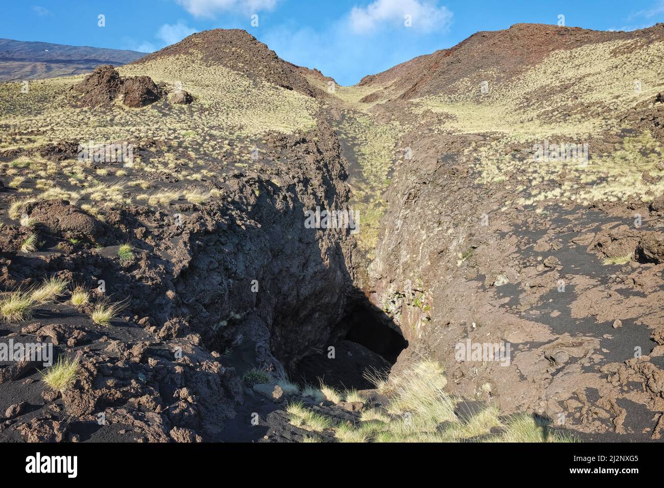 Parco dell'Etna grotta di archi e canale di lava una delle bocche eruttive del 1605, in Sicilia Foto Stock
