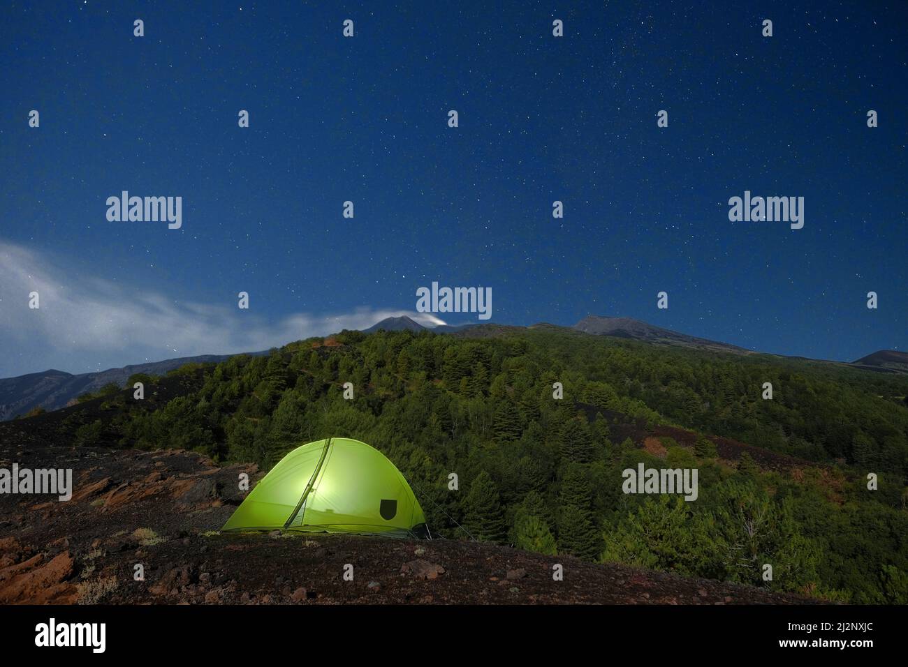 Tenda notturna stellata e luminosa sul Vulcano Etna, Sicilia Foto Stock