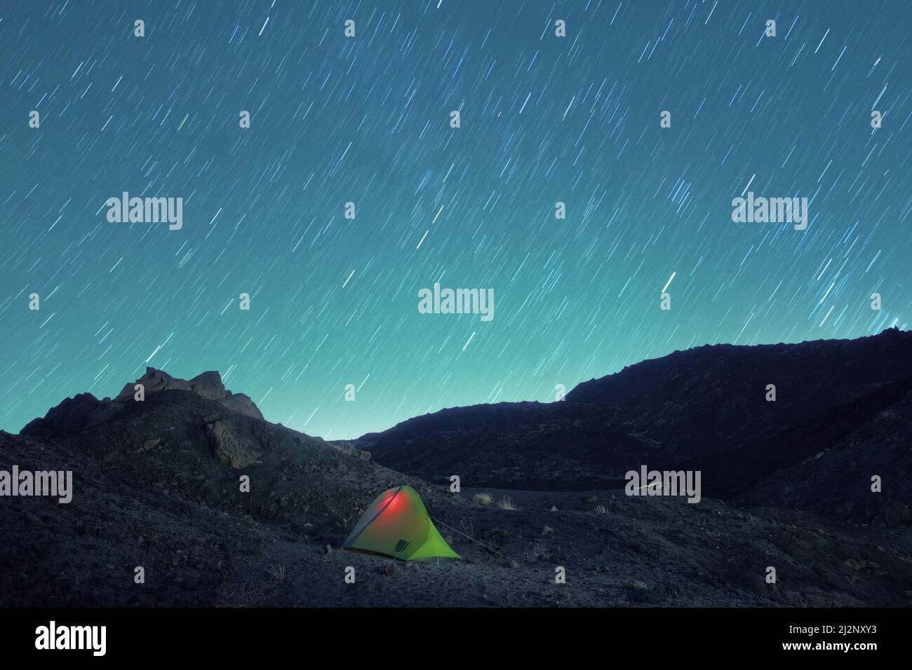 Sentieri delle stelle sulla tenda illuminante nel paesaggio lunare del Parco dell'Etna, Sicilia Foto Stock