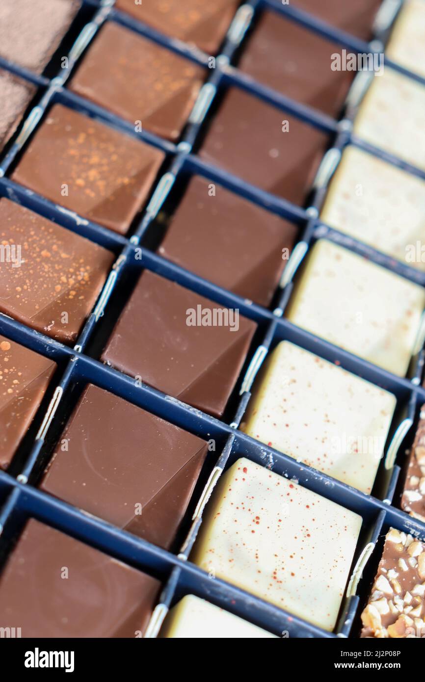 Gustosi cioccolatini in una scatola / selezione di cioccolato Foto Stock