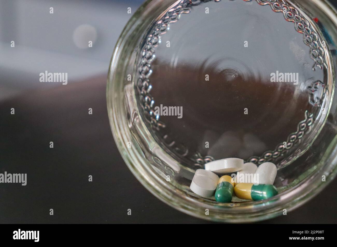 Pillole / farmaci in un vaso di vetro / ramakin Foto Stock