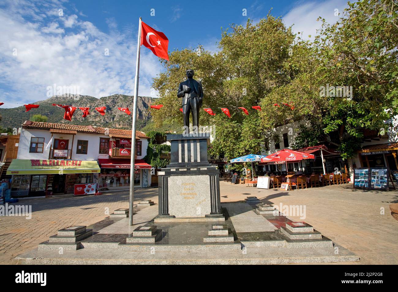 Monumento di Mustafa Kemal Atatuerk, mercato del vecchio Kas, Lycia, Turchia, mare mediterraneo Foto Stock
