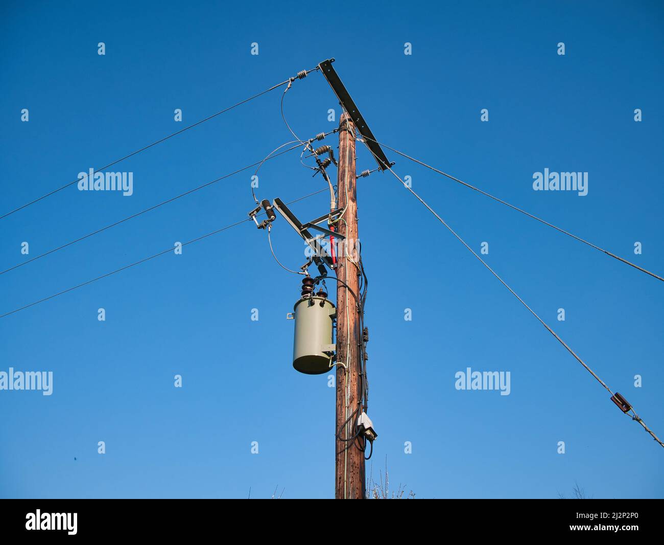 Un pilone di alimentazione elettrica che fornisce energia attraverso la rete nazionale del Regno Unito mostrando cavi di alimentazione, isolatori e altre apparecchiature. Foto Stock