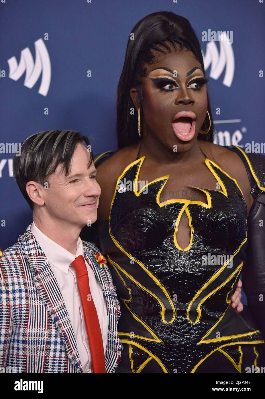 Beverly Hills, Stati Uniti. 2nd Apr 2022. Bob The Drag Queen (R) e John Cameron Mitchell arrivano sul tappeto rosso per i 33rd annuali GLAAD Media Awards al Beverly Hilton di Beverly Hills, California, sabato 2 aprile 2022. Foto di Chris Chew/UPI Credit: UPI/Alamy Live News Foto Stock
