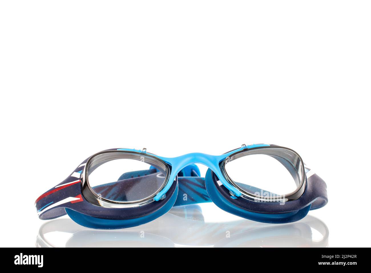Un occhiale per il nuoto, primo piano, isolato su sfondo bianco. Foto Stock