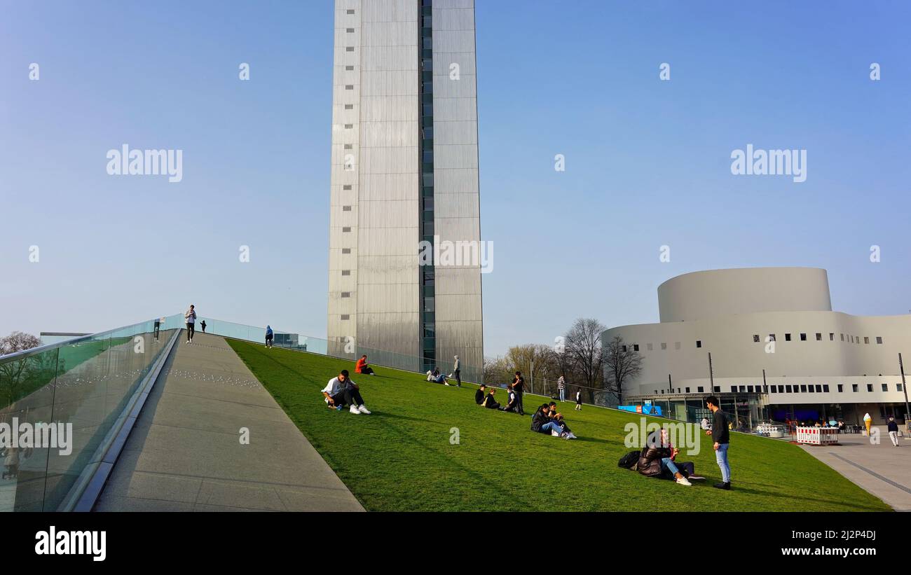 Vista grandangolare del Kö-Bogen II di Düsseldorf, costruito di recente, con un tetto verde a forma di triangolo, un edificio in acciaio e Schauspielhaus. Foto Stock