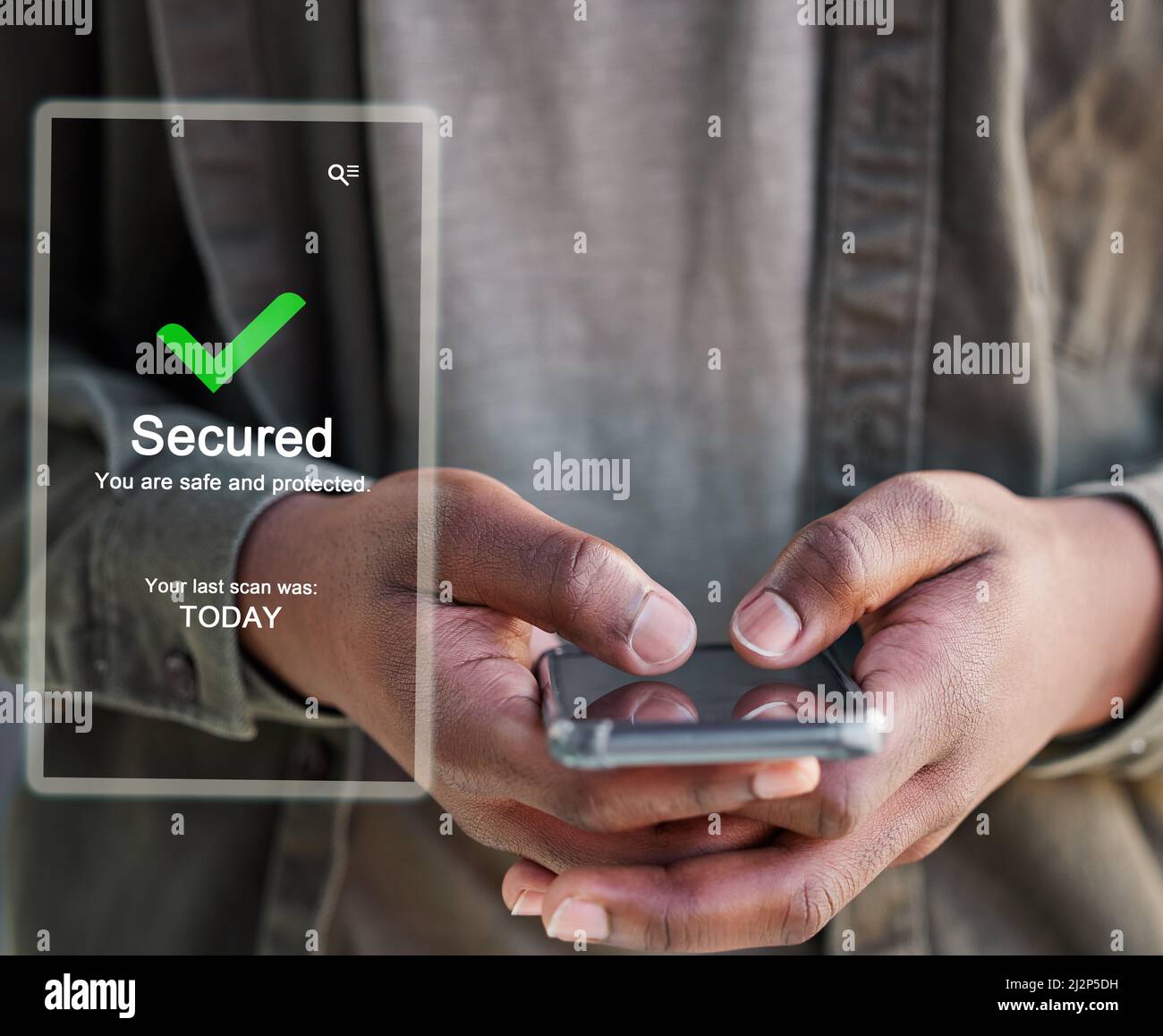 Un virus sul dispositivo è un virus troppo. Scatto di un uomo irriconoscibile che utilizza uno smartphone per ricercare le minacce. Foto Stock