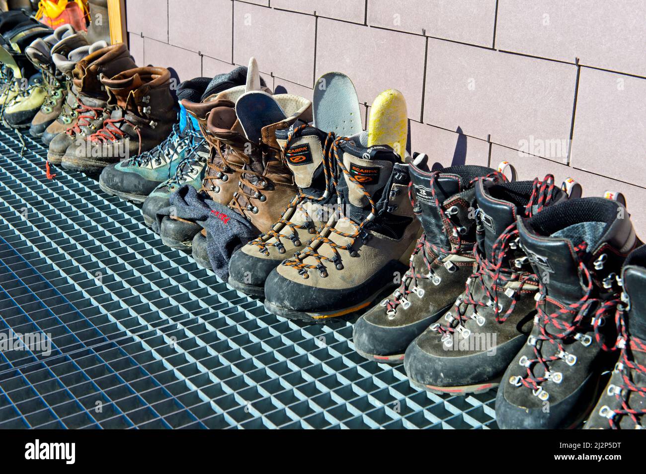 Gli scarponi da trekking si asciugano di fronte al rifugio, Konkordiahütte, Grindelwald, Alpi Bernesi, Svizzera Foto Stock