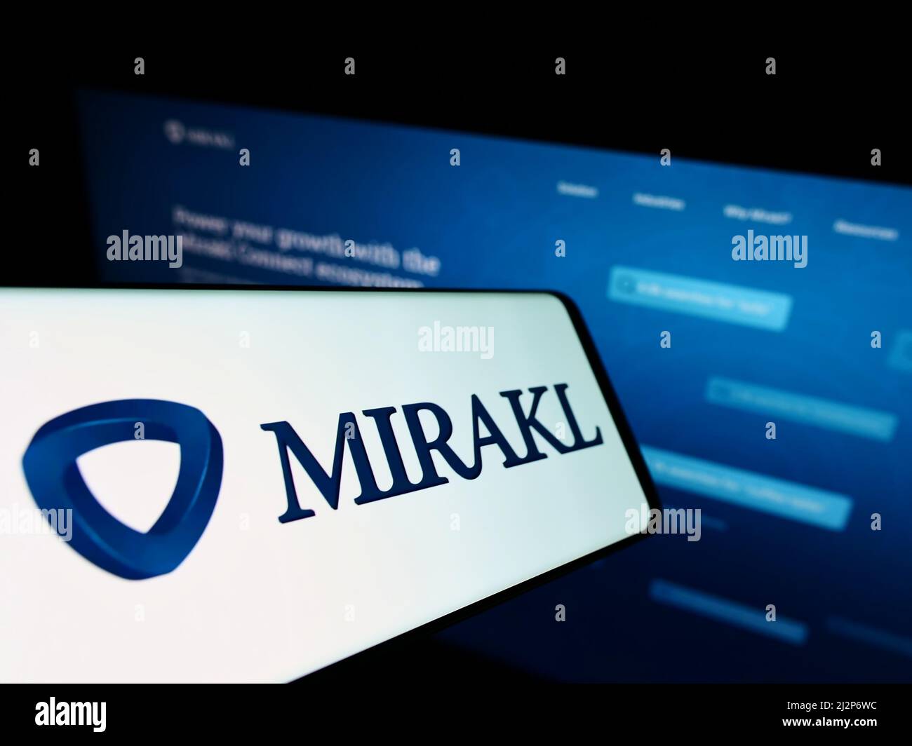 Cellulare con logo della società francese di software di e-commerce Mirakl sullo schermo di fronte al sito web aziendale. Concentratevi sul centro-destra del display del telefono. Foto Stock