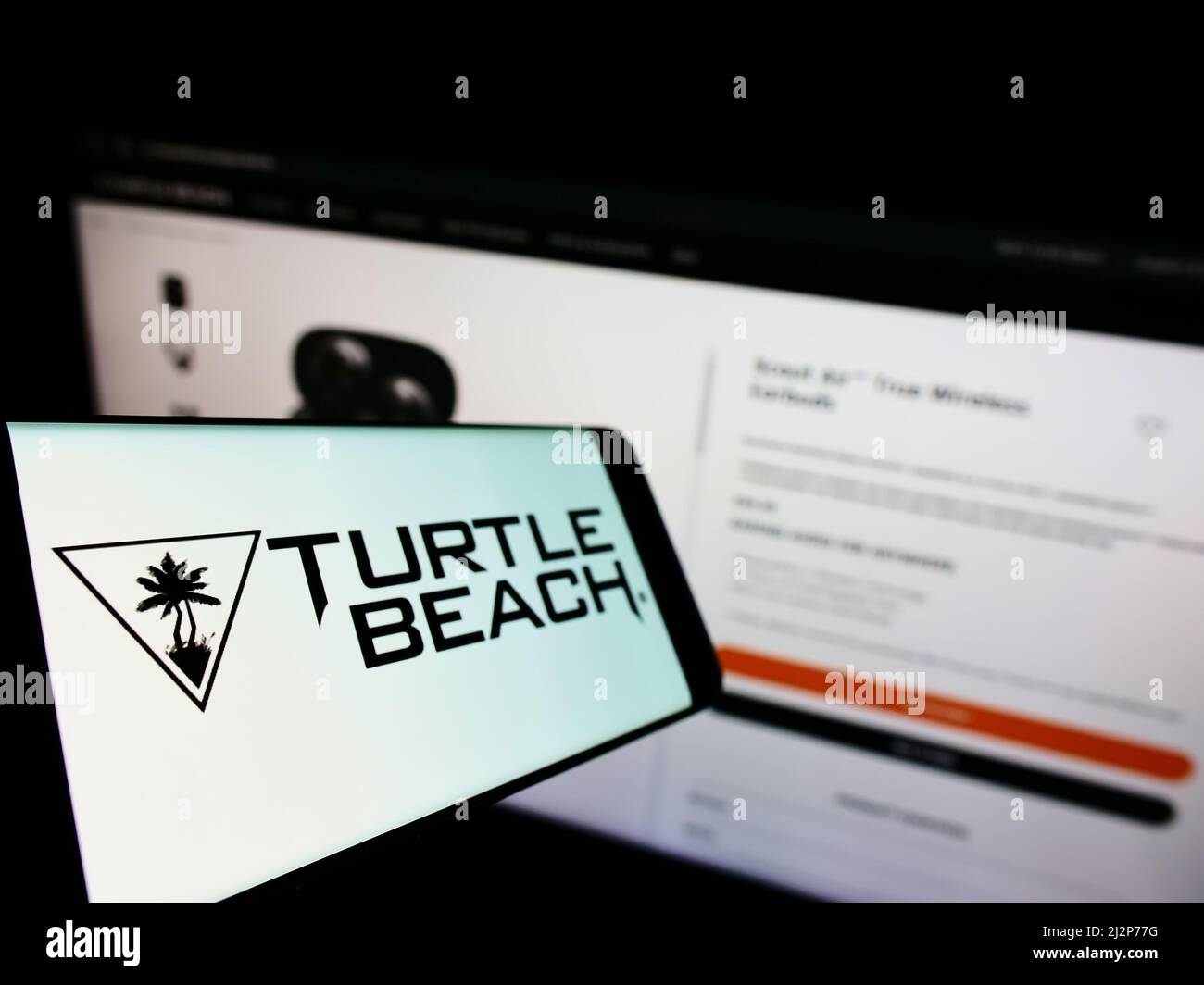 Smartphone con logo della società statunitense Voyetra Turtle Beach Inc. Sullo schermo di fronte al sito Web aziendale. Mettere a fuoco sulla sinistra del display del telefono. Foto Stock