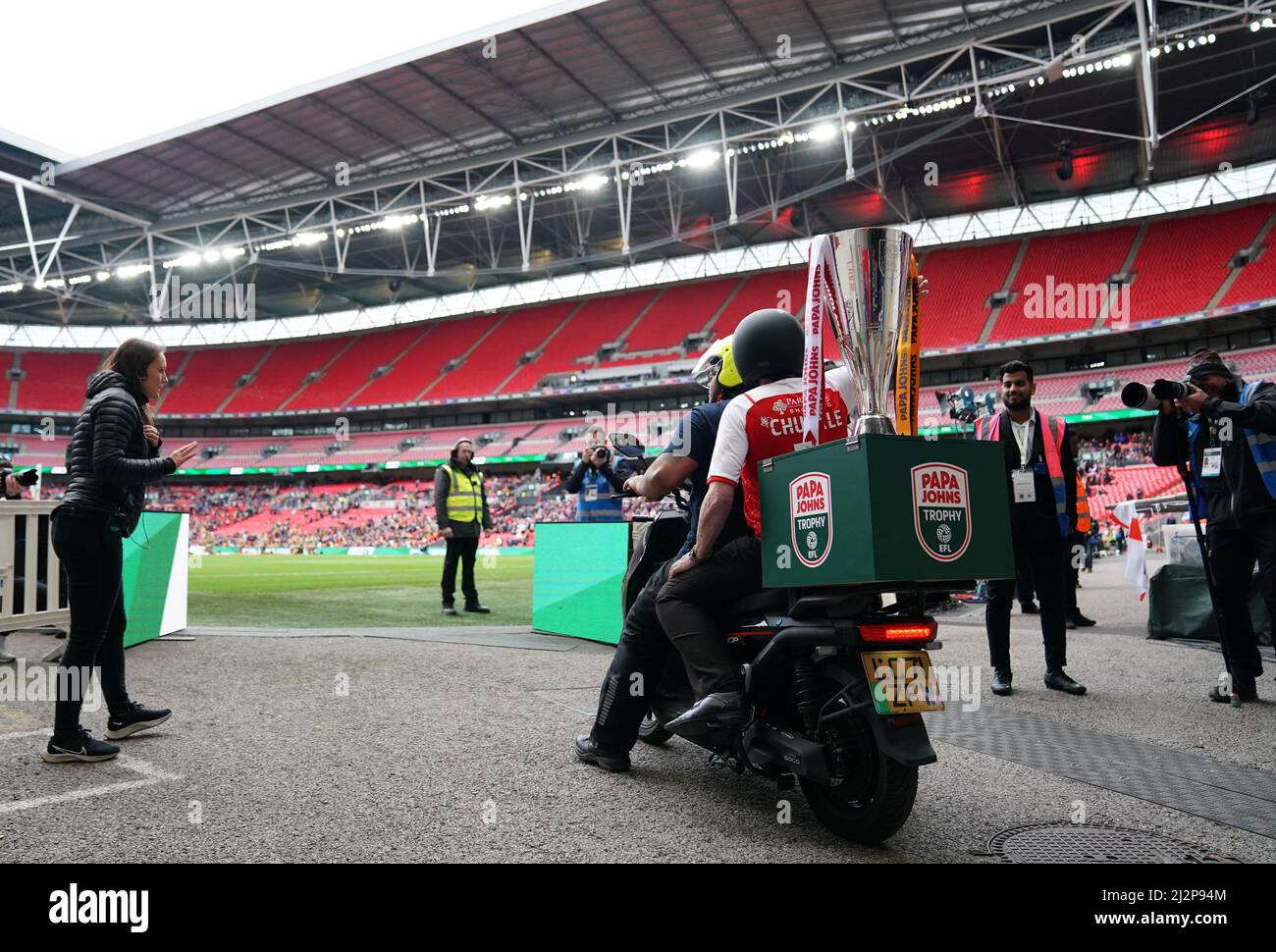 Paul Chuckle consegna il trofeo prima della finale del Papa John's Trophy al Wembley Stadium di Londra. Data foto: Domenica 3 aprile 2021. Foto Stock