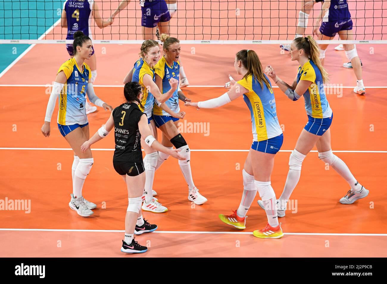 Parigi, Francia. 02nd Apr 2022. Giocatori della squadra RC Cannes durante la Coppa delle Donne Francese, finale di pallavolo tra Volero le Cannet e RC Cannes il 2 aprile 2022 alla Salle Pierre Charpy di Parigi, Francia - Credit: Victor Joly/Alamy Live News Foto Stock