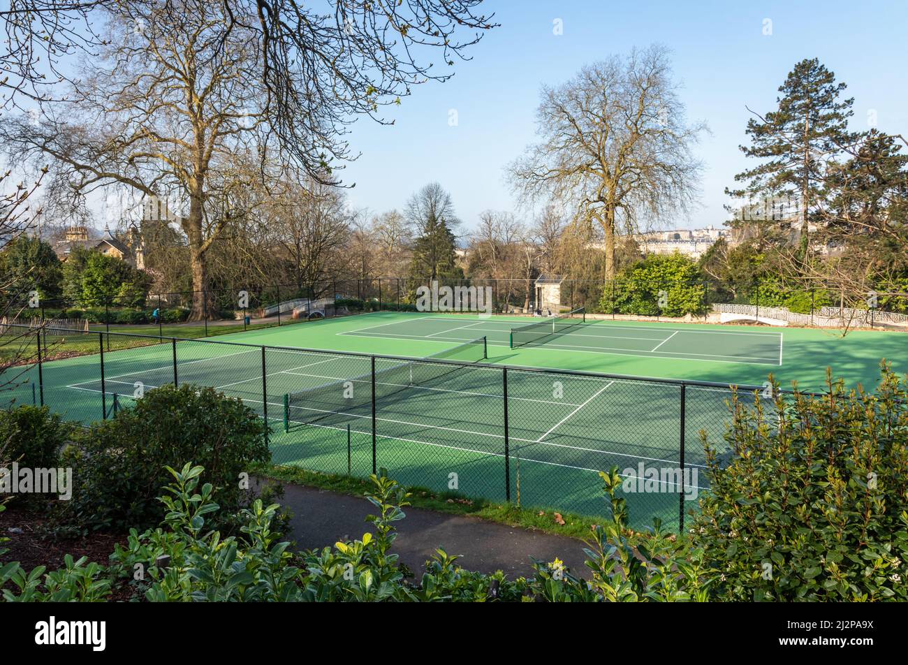 Campi da tennis all'aperto ristrutturati nei giardini di Sydney, nella città di Bath, nel Somerset, in Inghilterra, nel Regno Unito Foto Stock