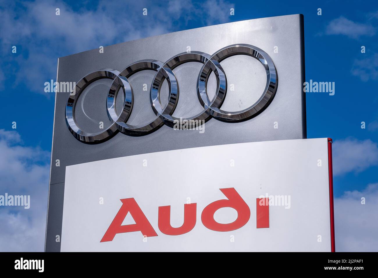 Helsinki / Finlandia - 3 APRILE 2022: Primo piano di un cartello con il logo Audi contro un cielo azzurro Foto Stock
