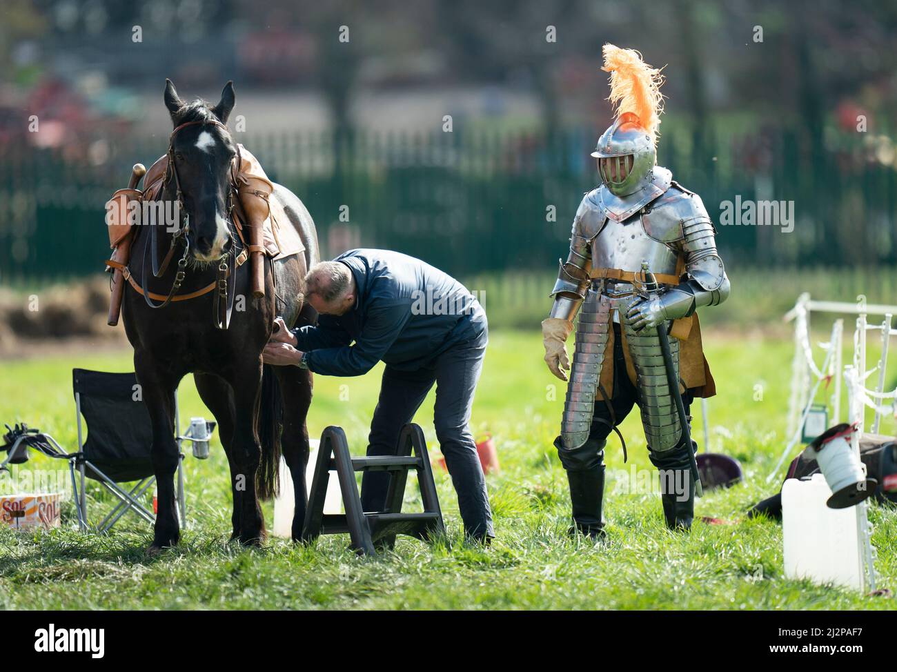 Il gruppo di rievocazione della cavalleria The Troop, che raffigurano i 17th secolo Cuirassiers dal reggimento Sir Arthur Haselrig, formazione a Murton Park, Yorkshire, in vista di un tour britannico di eventi. Data foto: Domenica 3 aprile 2022. Foto Stock