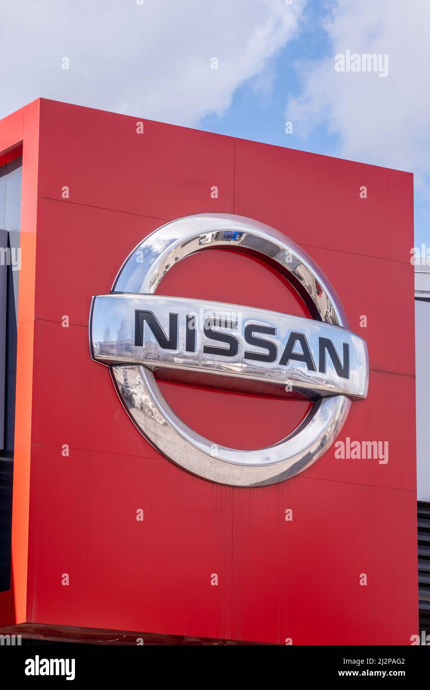Helsinki / Finlandia - 3 APRILE 2022: Primo piano di un cartello con il logo Nissan contro un cielo azzurro Foto Stock