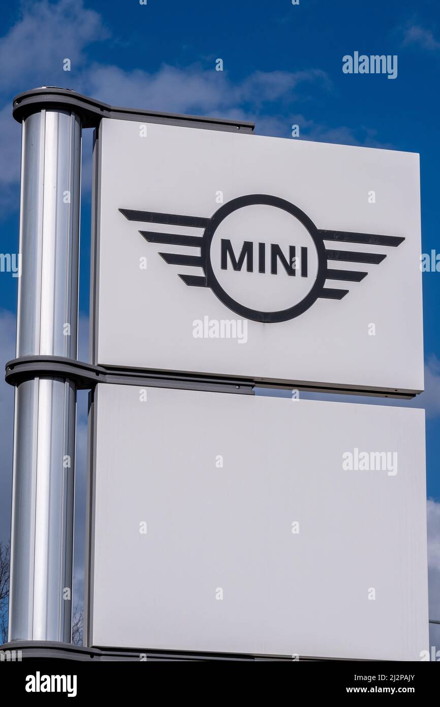 Helsinki / Finlandia - 3 APRILE 2022: Primo piano del logo Cooper Mini contro un cielo blu Foto Stock