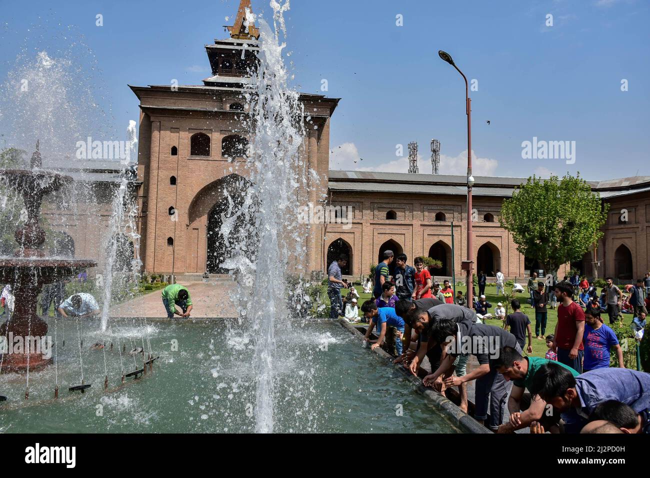 Srinagar, India. 03rd Apr 2022. I musulmani di Kashmiri eseguono l'ablazione prima di offrire preghiere alla Jamia Masjid o alla Grande Moschea durante il primo giorno di Ramadan a Srinagar. I musulmani in tutto il mondo stanno segnando il mese del Ramadan, il mese più sacro del calendario islamico durante il quale i devoti digiunano dall'alba al tramonto. Credit: SOPA Images Limited/Alamy Live News Foto Stock