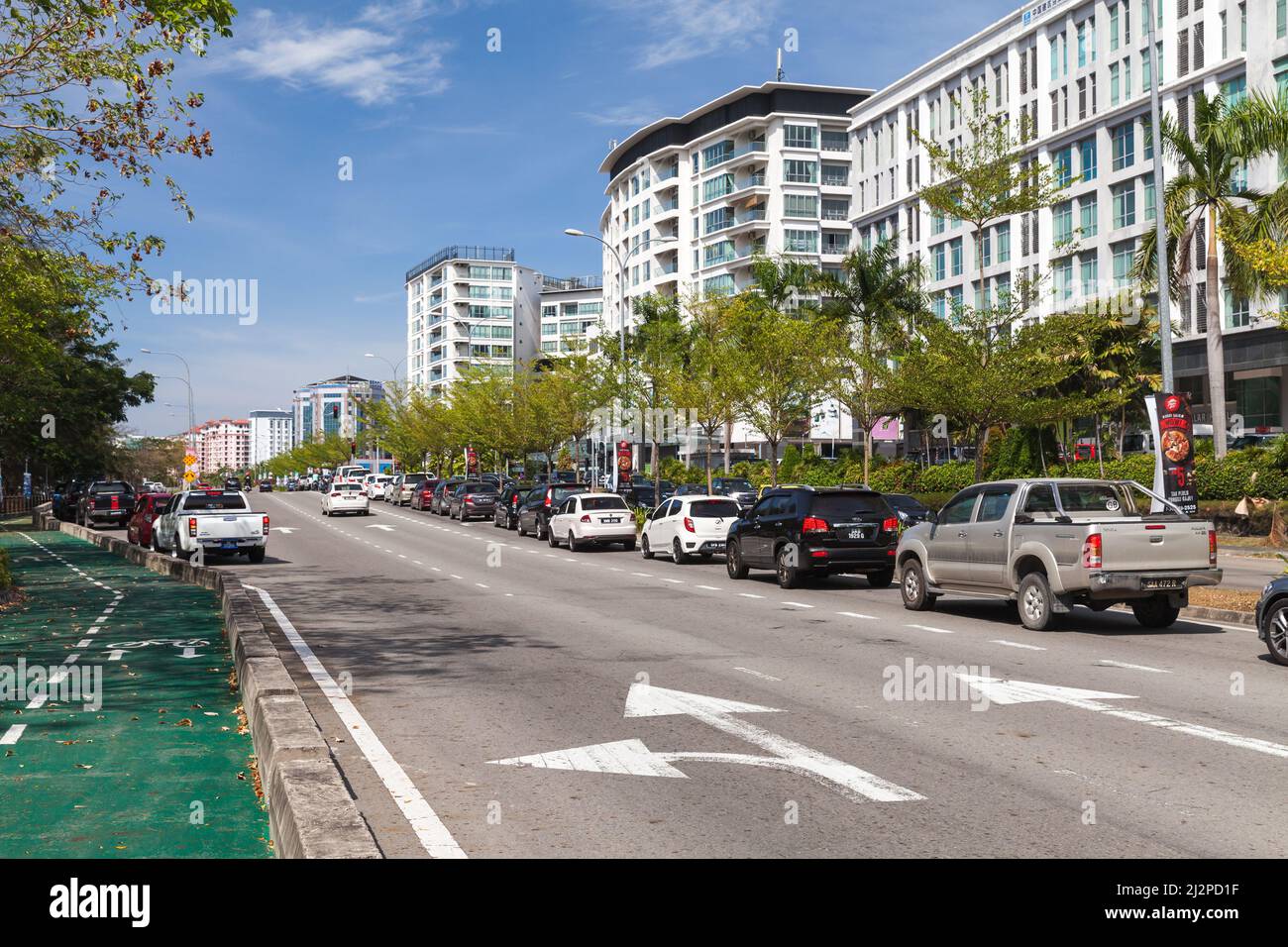 Kota Kinabalu, Malesia - 17 marzo 2019: Kota Kinabalu Street view con auto parcheggiate in una giornata di sole Foto Stock