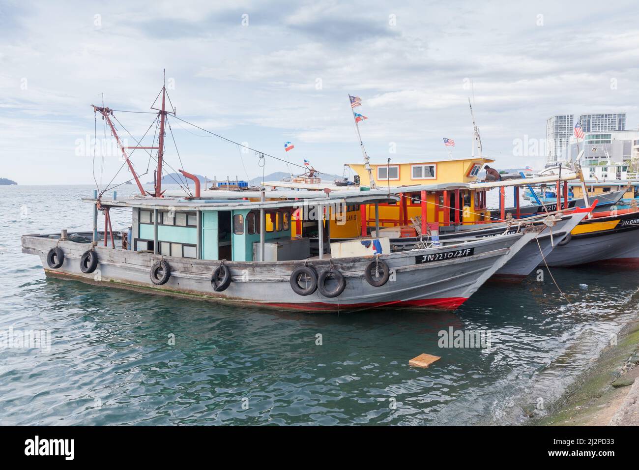 Kota Kinabalu, Malesia - 23 marzo 2019: Barche da pesca ormeggiate nei pressi del mercato del pesce KK in una giornata di sole Foto Stock
