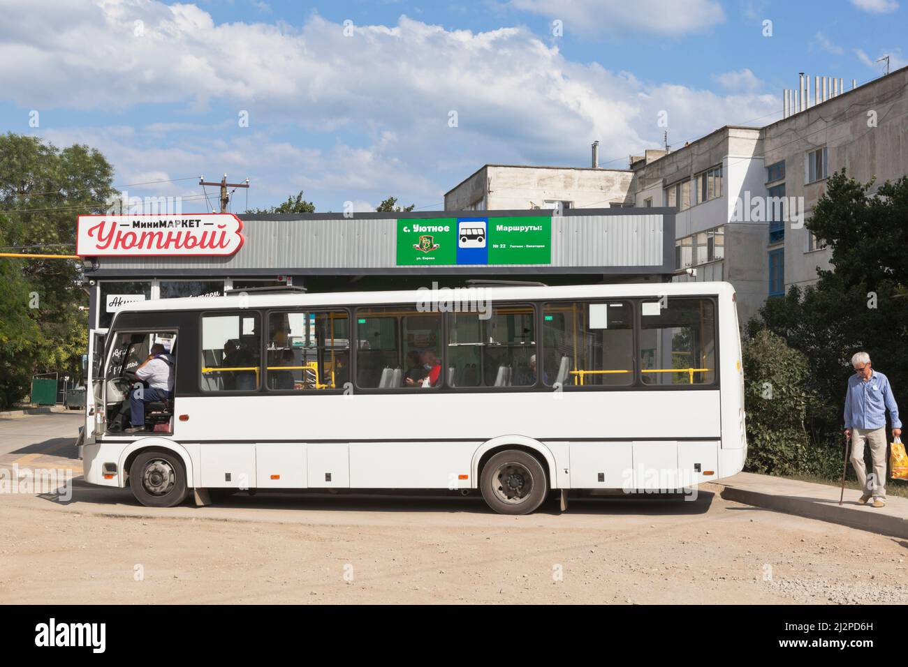 Uyutnoye, distretto Saksky, Crimea, Russia - 23 luglio 2021: La fermata finale dell'autobus della linea 22 nel villaggio di Uyutnoye, Evpatoria, Crimea Foto Stock