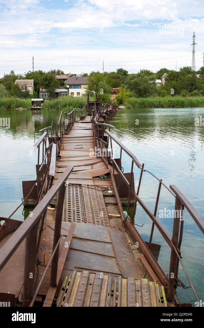 Ponte di metallo sul fiume Sura nella regione di Dnipropetrovsk Foto Stock